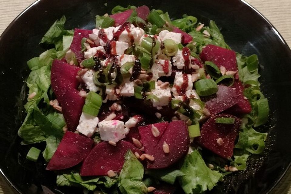 Rote Bete-Salat mit Fetakäse und Pinienkernen