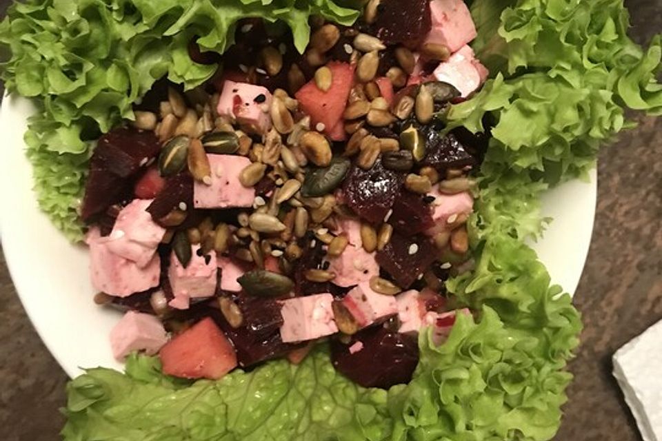 Rote Bete-Salat mit Fetakäse und Pinienkernen