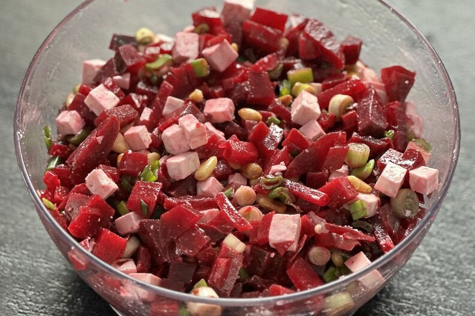 Rote Bete-Salat mit Fetakäse und Pinienkernen