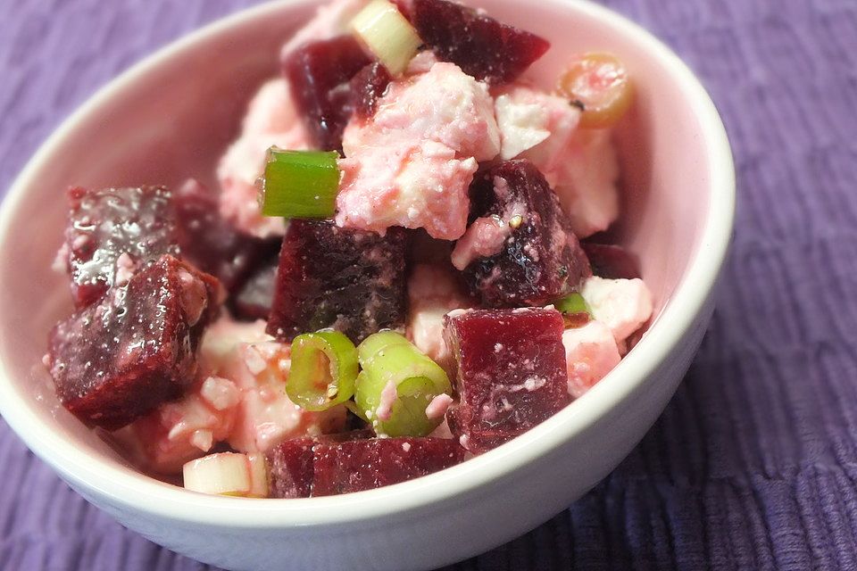 Rote Bete-Salat mit Fetakäse und Pinienkernen