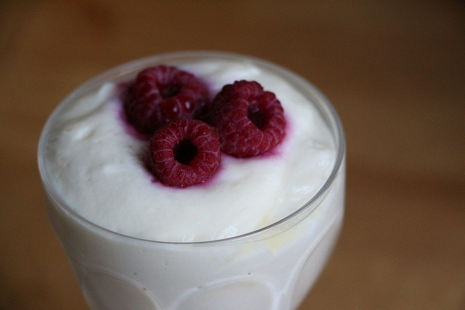 Weiße Schokoladencreme mit Himbeeren