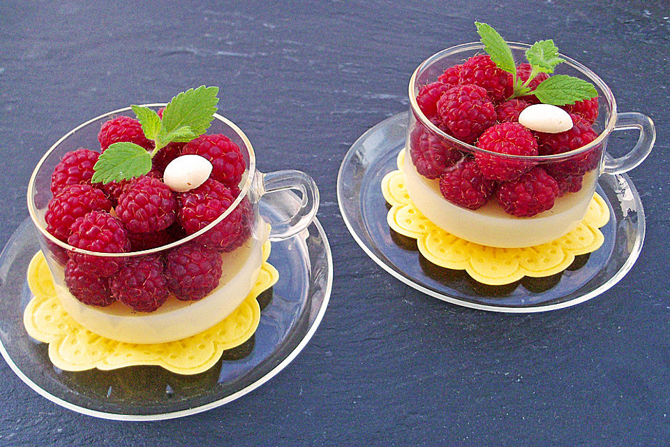 Weiße Schokoladencreme mit Himbeeren