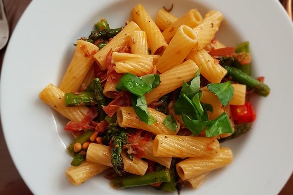 Penne mit Schinken und grünem Spargel