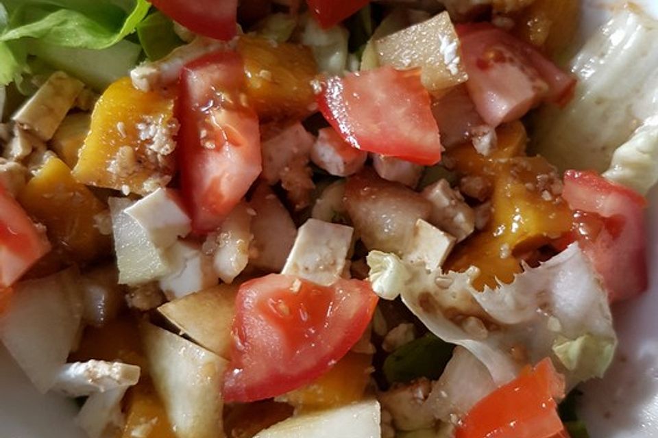 Honigmelonen-Mango-Tomatensalat mit Feta-Käse und Honigdressing