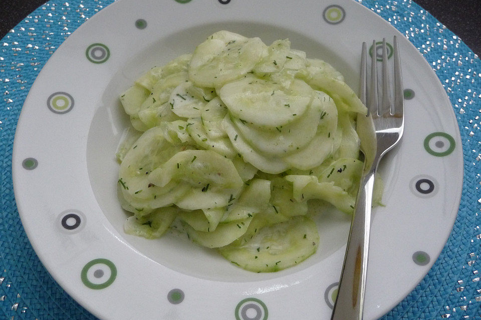 Chicas Gurkensalat mit Limettensaft und Dill