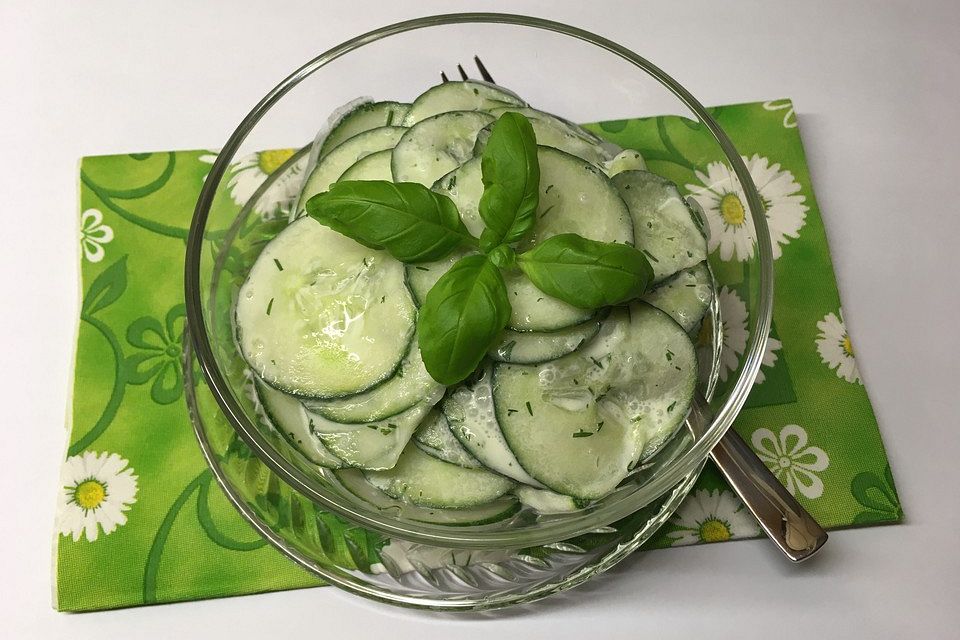 Chicas Gurkensalat mit Limettensaft und Dill