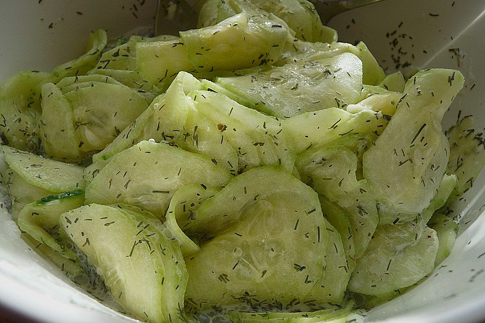 Chicas Gurkensalat mit Limettensaft und Dill