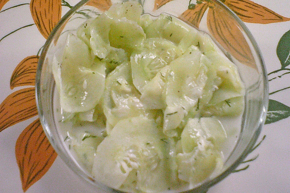 Chicas Gurkensalat mit Limettensaft und Dill