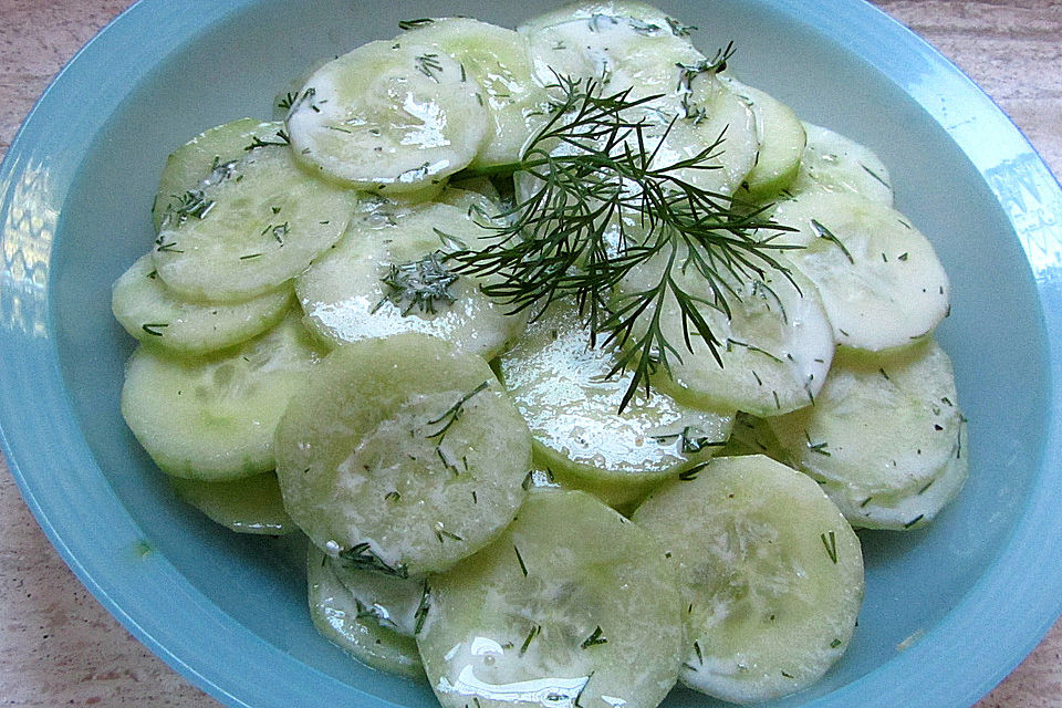 Chicas Gurkensalat mit Limettensaft und Dill