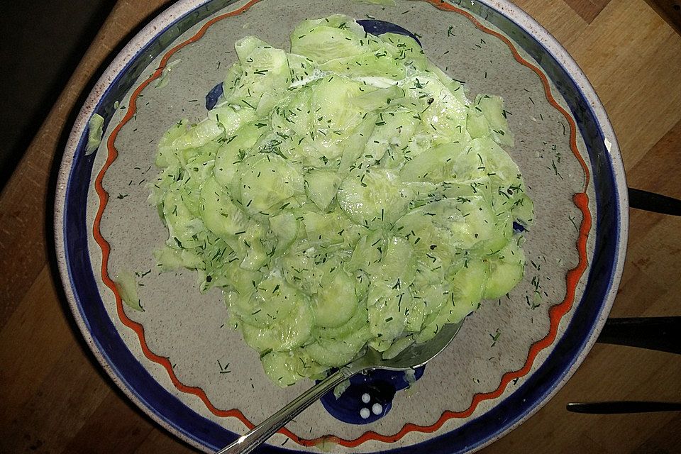 Chicas Gurkensalat mit Limettensaft und Dill