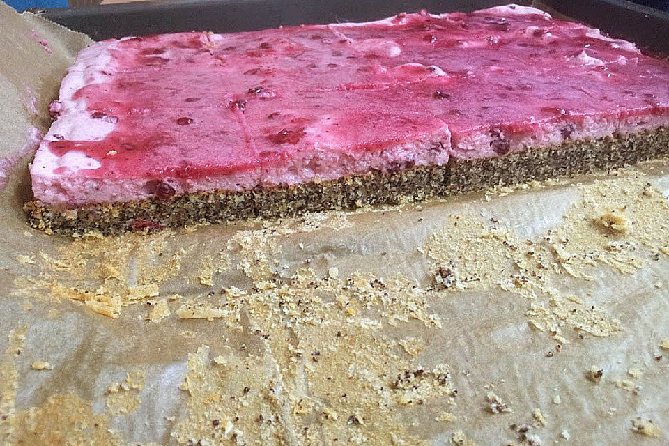 Mohnkuchen mit Sauerrahm-Preiselbeersahne