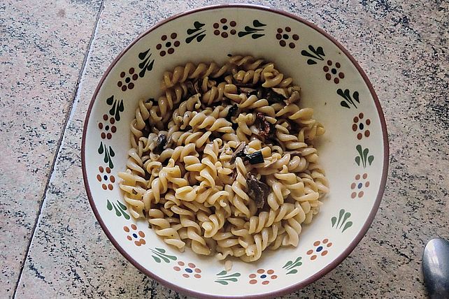 Vollkornnudeln mit einer Soße aus getrockneten Pilzen und Soja-Cuisine ...