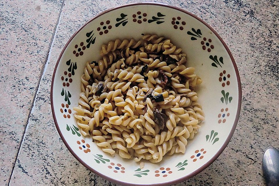 Vollkornnudeln mit einer Soße aus getrockneten Pilzen und Soja-Cuisine