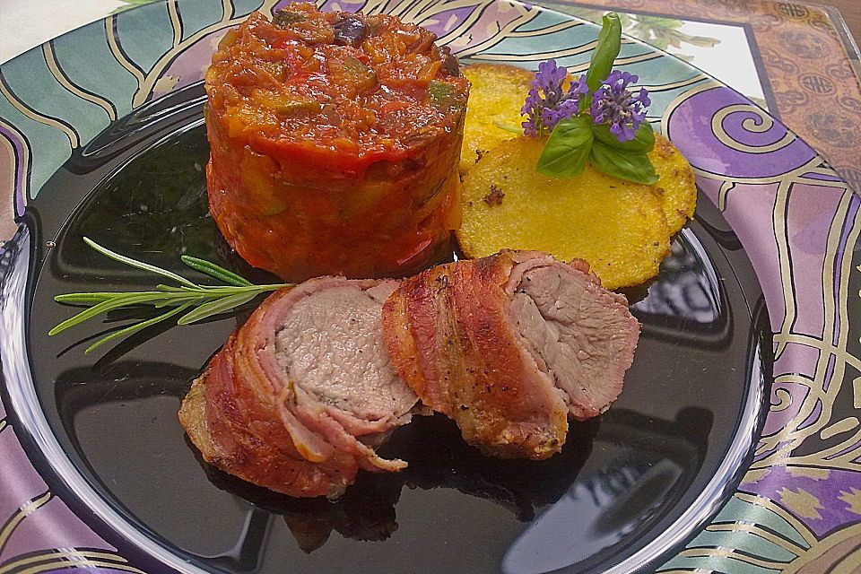 Schweinefilet im Speckmantel aus dem Rosmarin-Lavendel-Rauch mit Ratatouille und Polentaschnitten