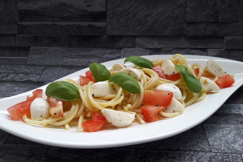 Schnelle Tomaten-Mozzarella-Pasta