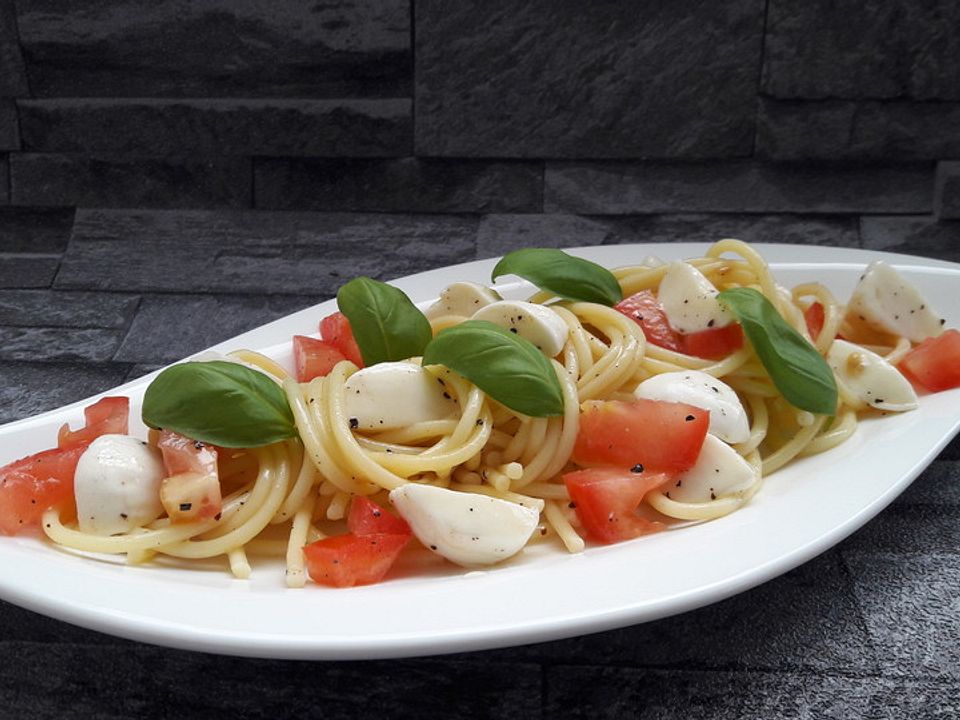 Schnelle Tomaten-Mozzarella-Pasta von Melle1904| Chefkoch