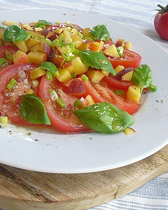 Tomaten-Pfirsich Salat