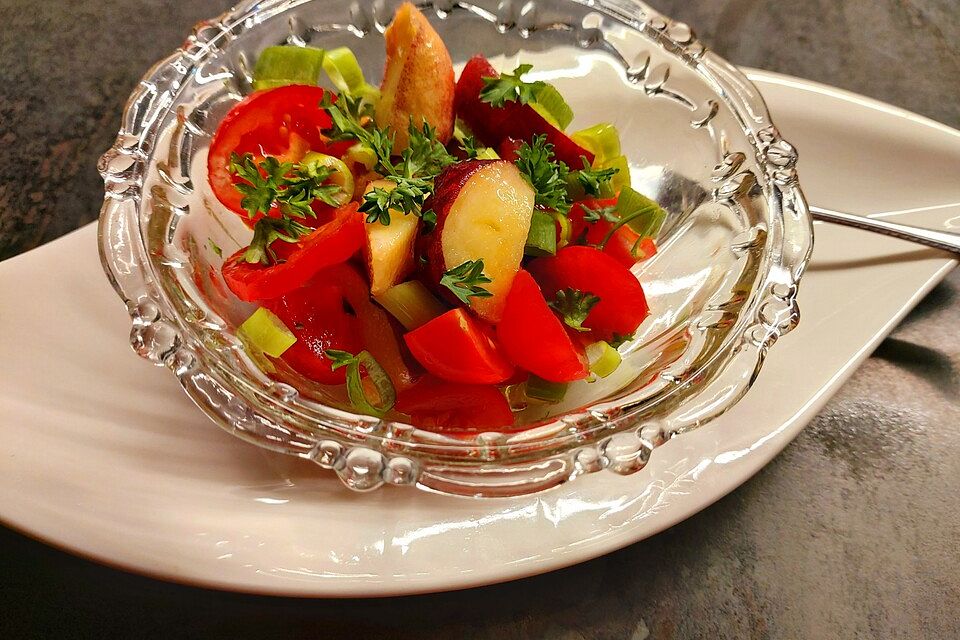 Tomaten-Pfirsich Salat