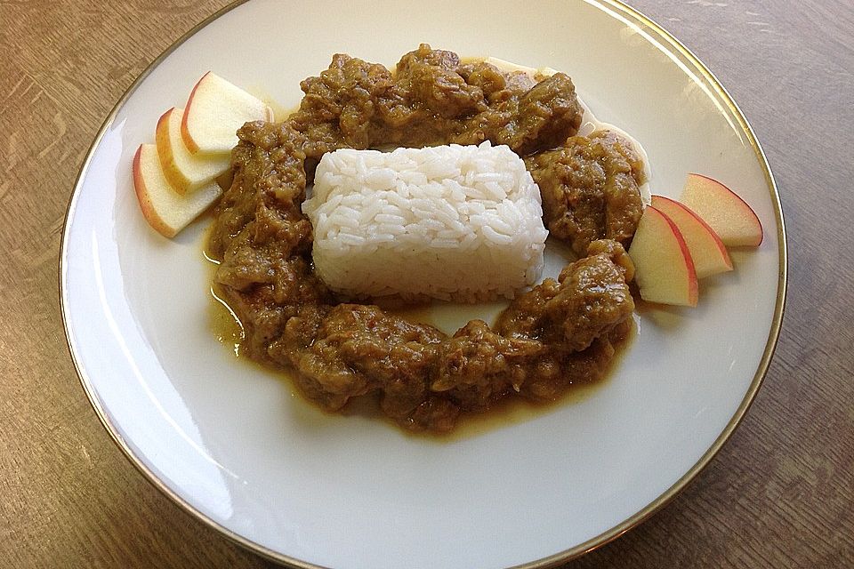 Curryfleisch mit Banane und Apfel