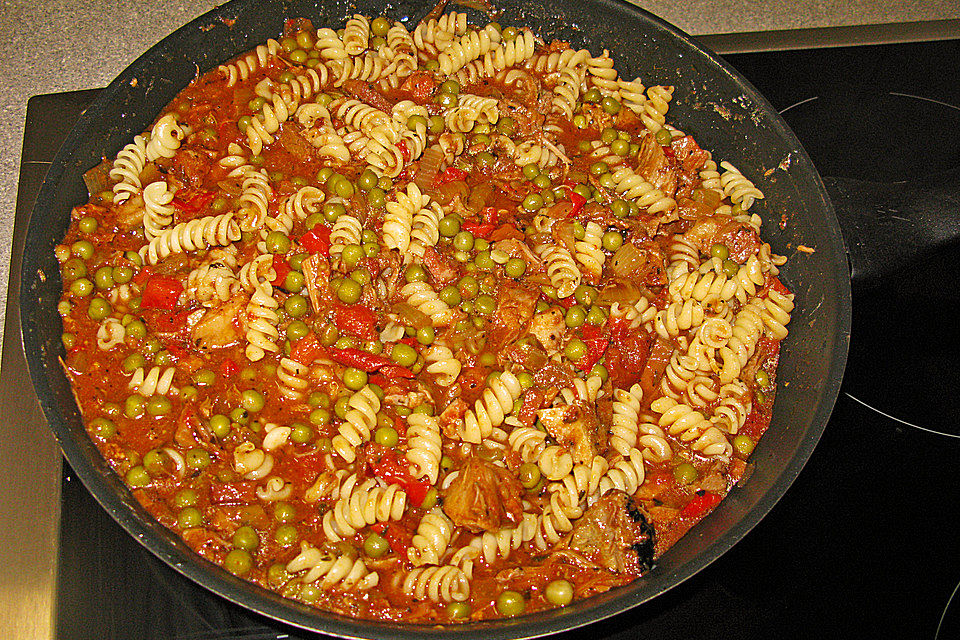 Spaghettipfanne mit Erbsen und Hackbällchen