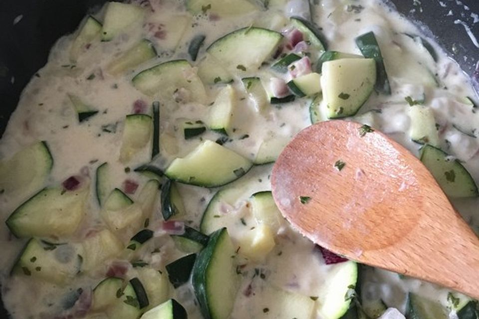 Nudeln mit Zucchini-Crème fraîche-Soße