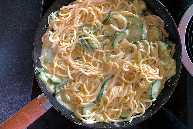 Nudeln mit Zucchini-Crème fraîche-Soße von Dj-Sue| Chefkoch Nudeln mit Zucchini-Crème fraîche-Soße von Dj-Sue| Chefkoch