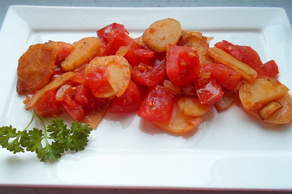 Schnelle und einfache Kartoffel-Tomaten-Pfanne