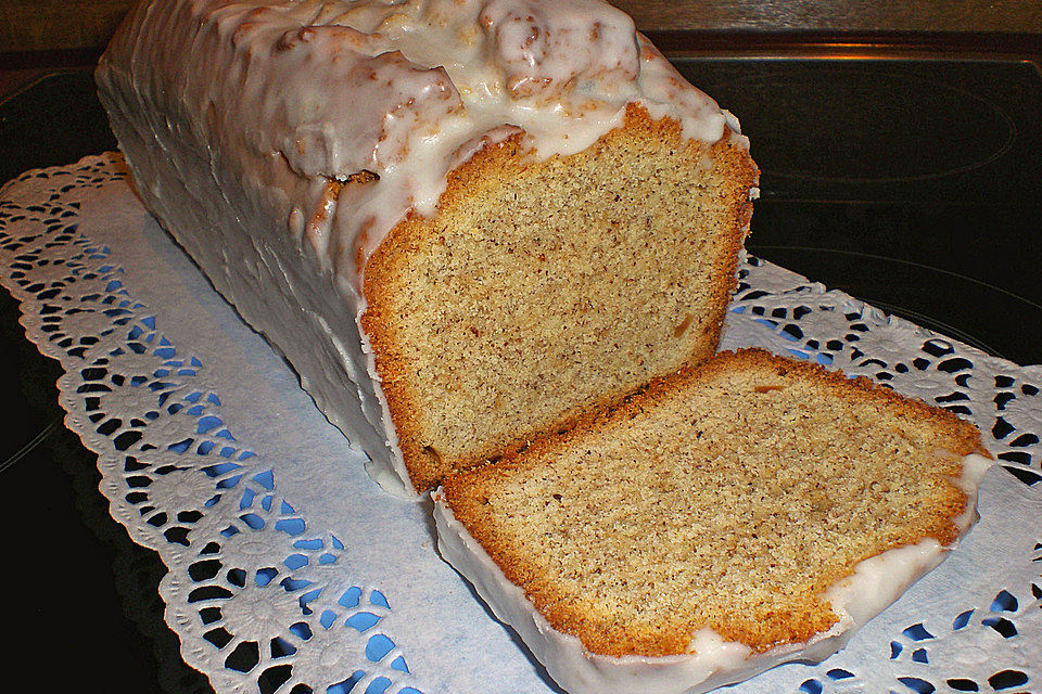 Haselnuss-Mandel-Kuchen mit Rum-Zuckerguss