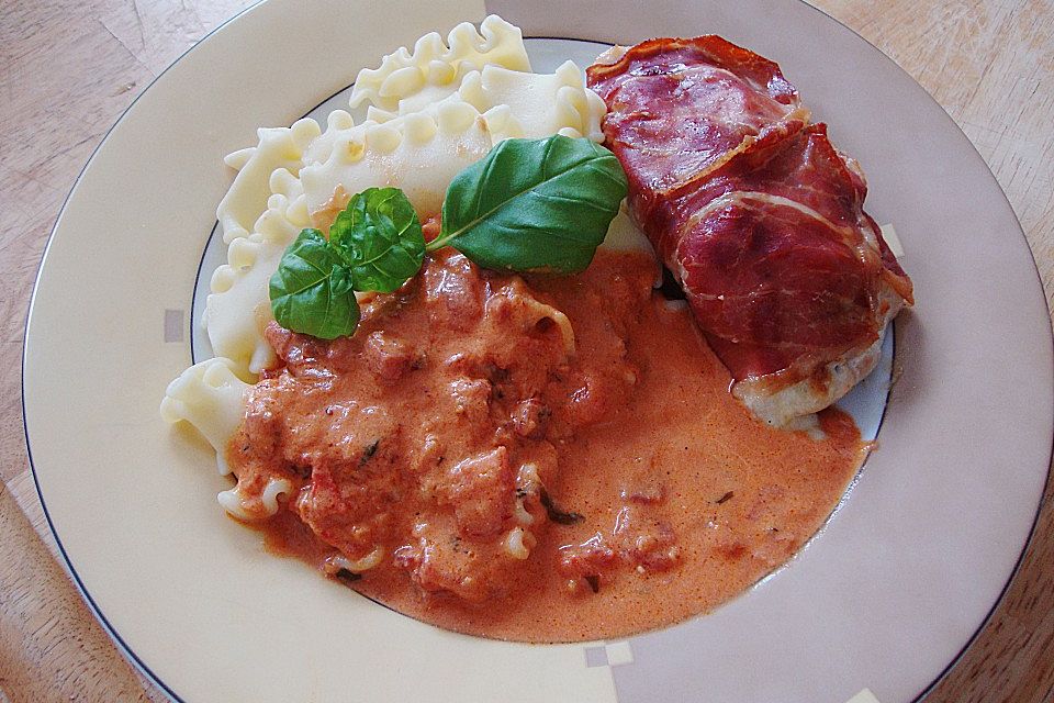 Gefüllte Hähnchenbrust mit Mozzarella und Basilikum in einer Schinkenhülle