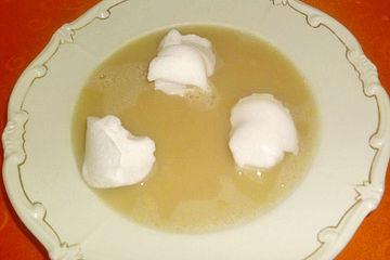 Weißweinsuppe mit Eischaum