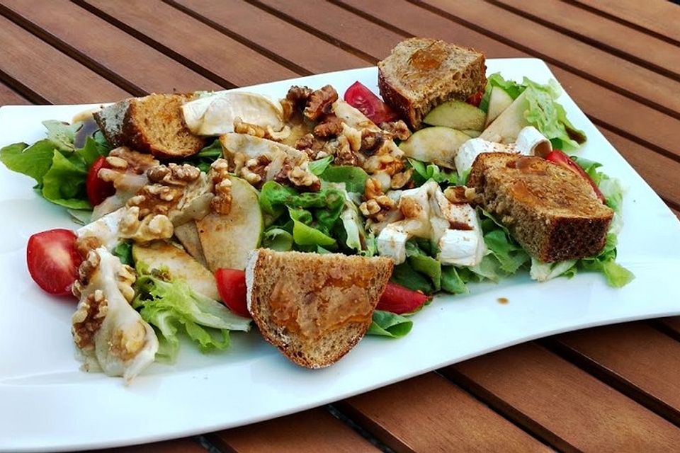 Gebackener Ziegenkäse mit Honig, Knoblauch und Walnüssen