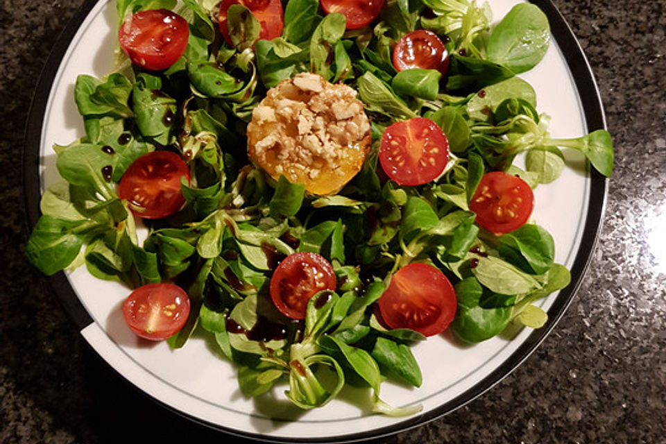 Gebackener Ziegenkäse mit Honig, Knoblauch und Walnüssen