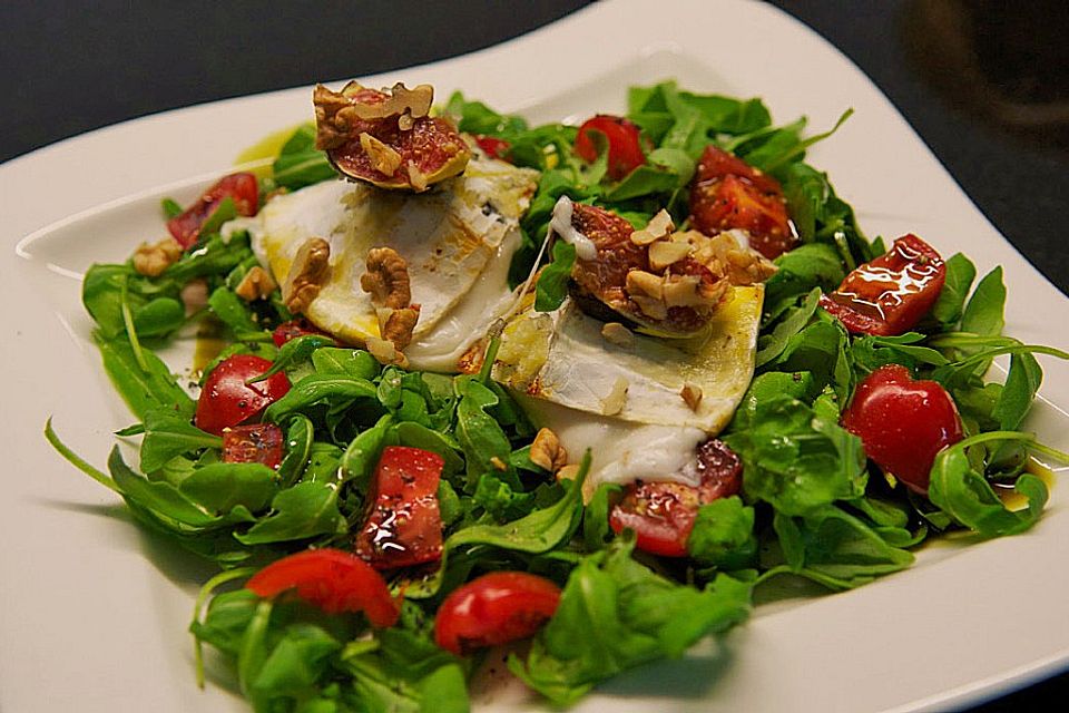 Gebackener Ziegenkäse mit Honig, Knoblauch und Walnüssen