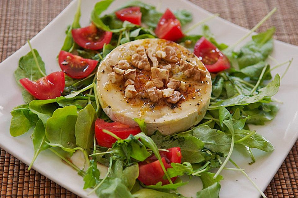 Gebackener Ziegenkäse mit Honig, Knoblauch und Walnüssen