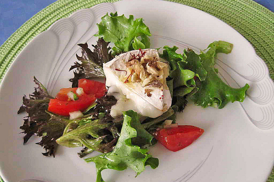 Gebackener Ziegenkäse mit Honig, Knoblauch und Walnüssen