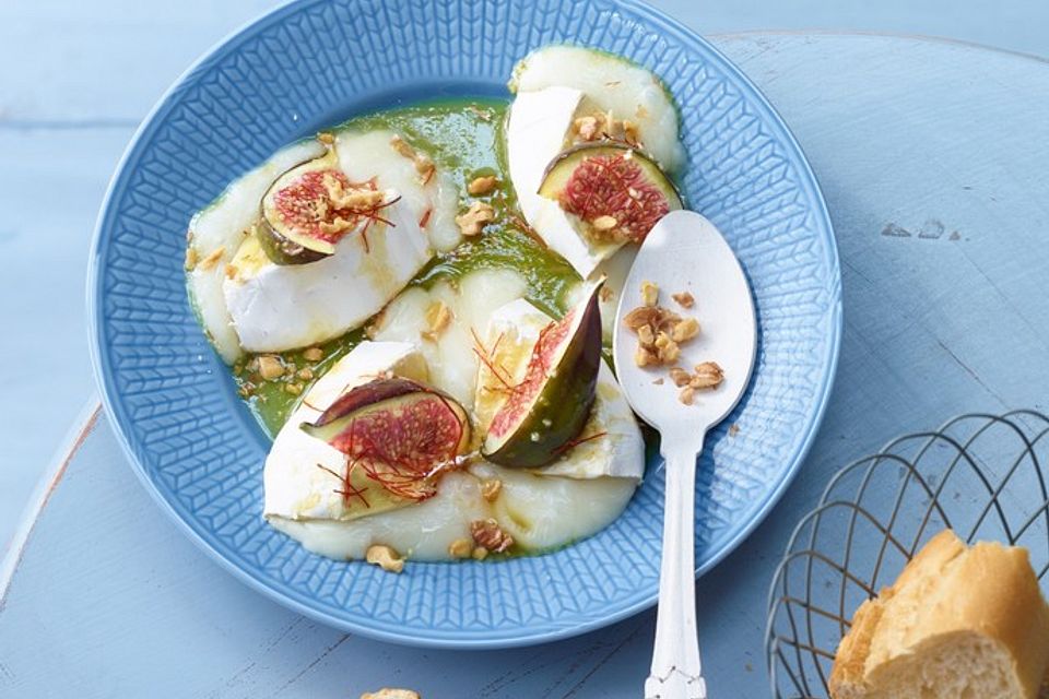 Gebackener Ziegenkäse mit Honig, Knoblauch und Walnüssen