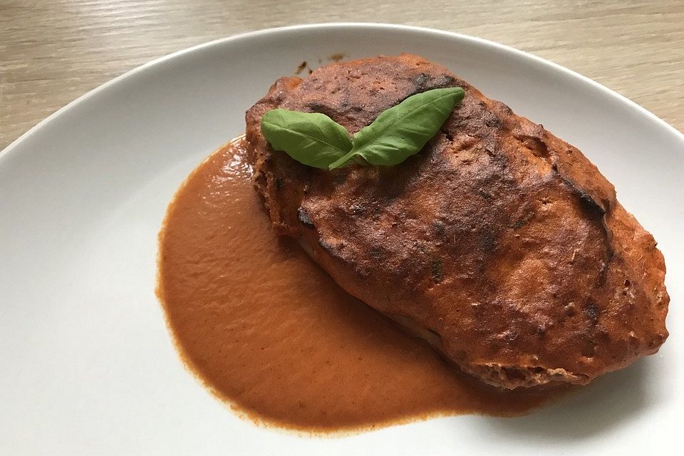 Hähnchen-Kasseler mit Parmesan-Tomaten-Kräuterhaube und Tomatensahnesoße