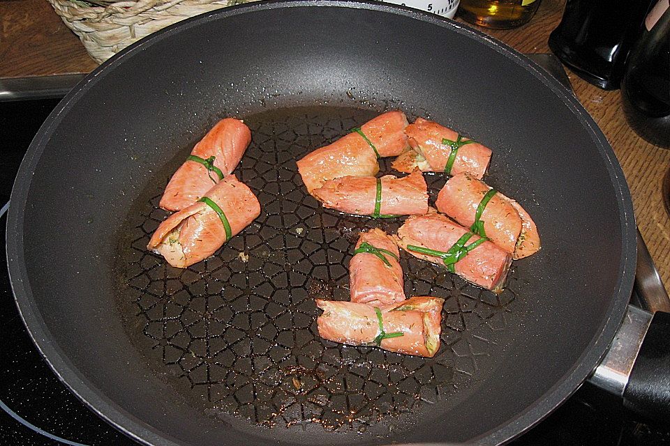 Mini-Rouladen aus geräuchertem Wildlachs