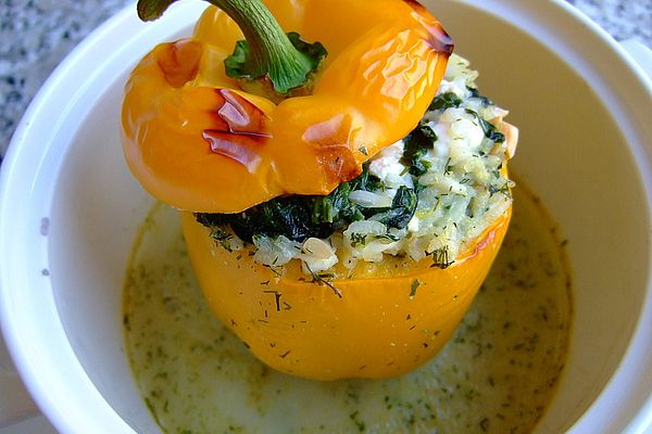 Geschmorte Paprika gefüllt mit Feta-Spinat-Reis | Chefkoch