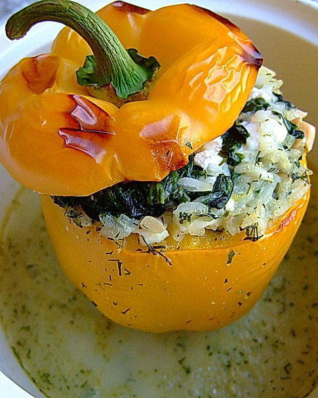 Geschmorte Paprika gefüllt mit Feta-Spinat-Reis