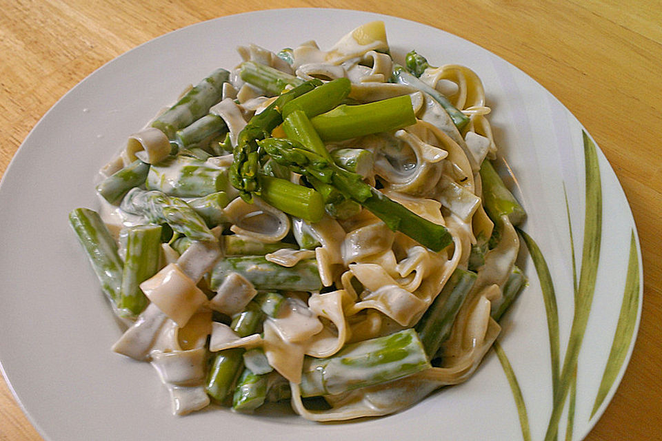 Grüner Spargel mit Spaghetti und Gorgonzola