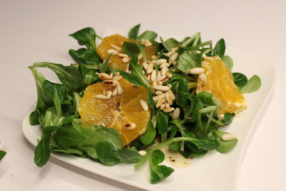 Feldsalat mit Orangen und Pinienkernen