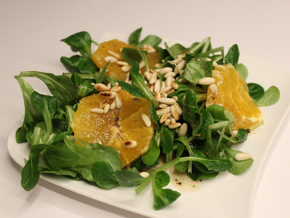 Feldsalat mit Orangen und Pinienkernen von Tsumi77| Chefkoch