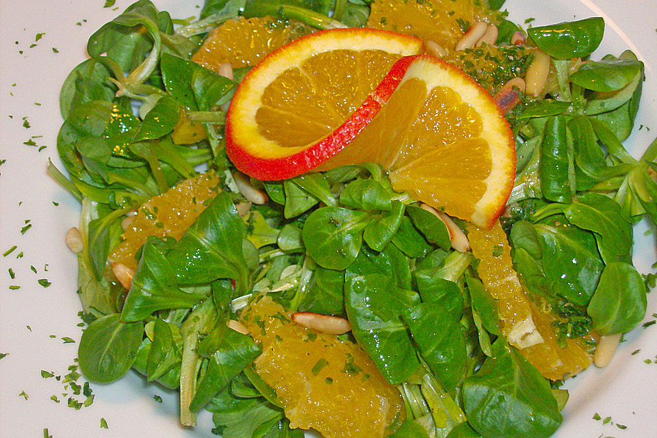 Feldsalat mit Orangen und Pinienkernen