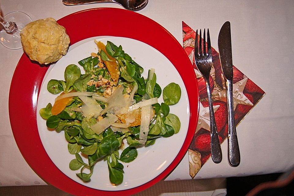 Feldsalat mit Orangen und Pinienkernen