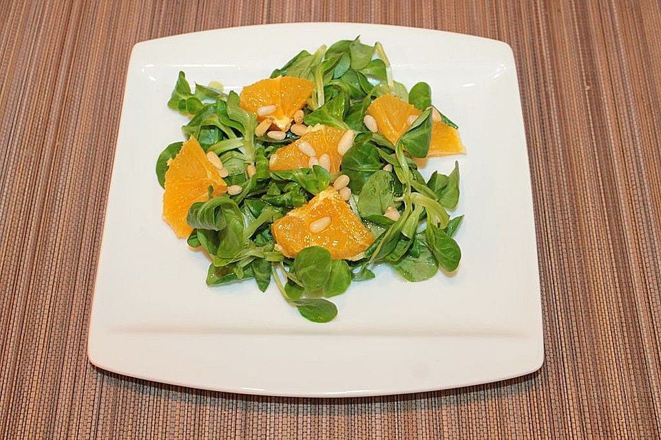 Feldsalat mit Orangen und Pinienkernen