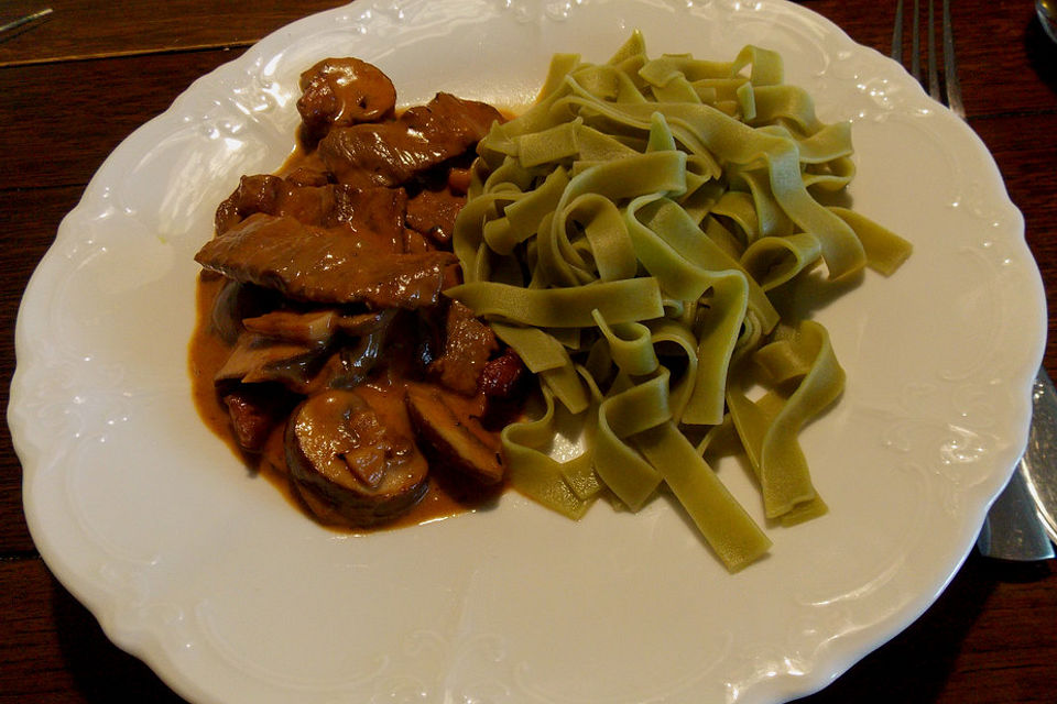 Feurig-scharfe Champignon-Rotwein-Sahne-Soße zu Pasta