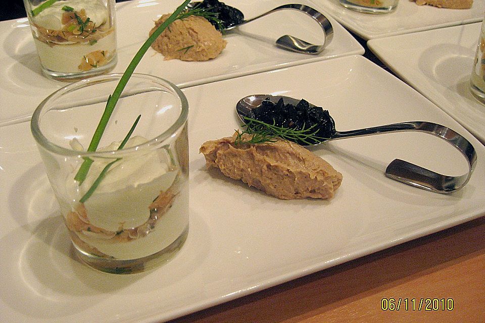 Thunfischmousse in schwarzer Olivensauce