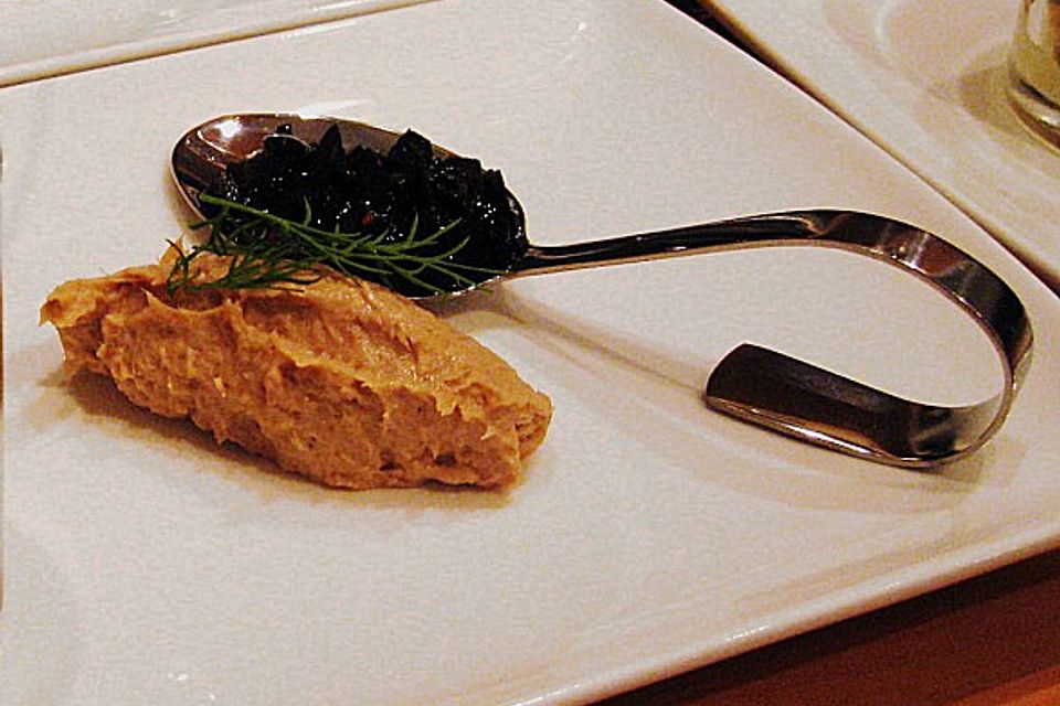 Thunfischmousse in schwarzer Olivensauce