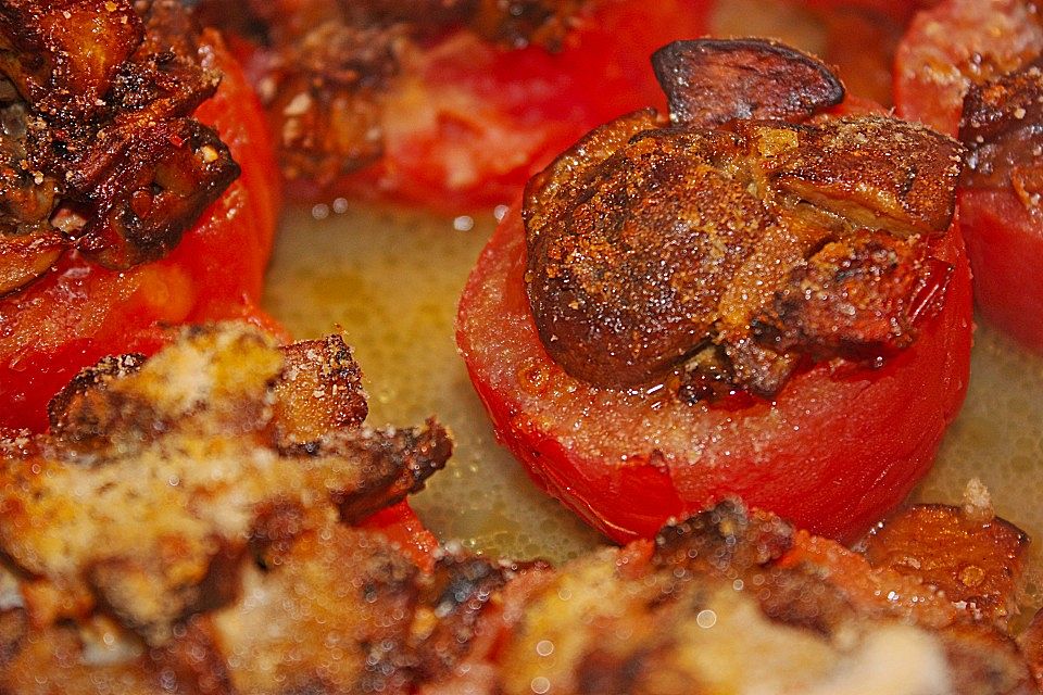 Gedämpfte Tomaten mit Champignonfüllung